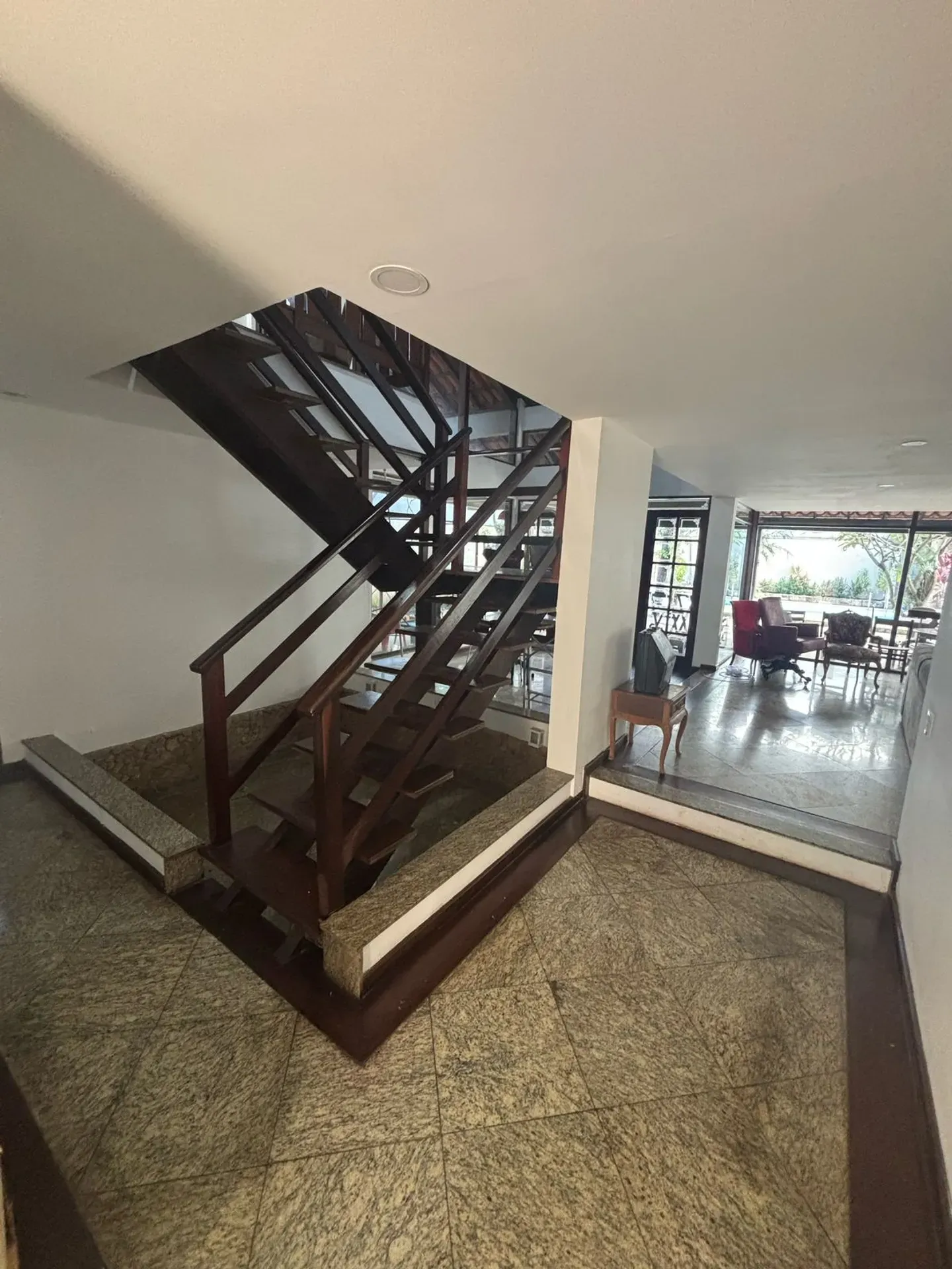 3-bedroom apartment with 5 bathrooms and a balcony — photo 25
