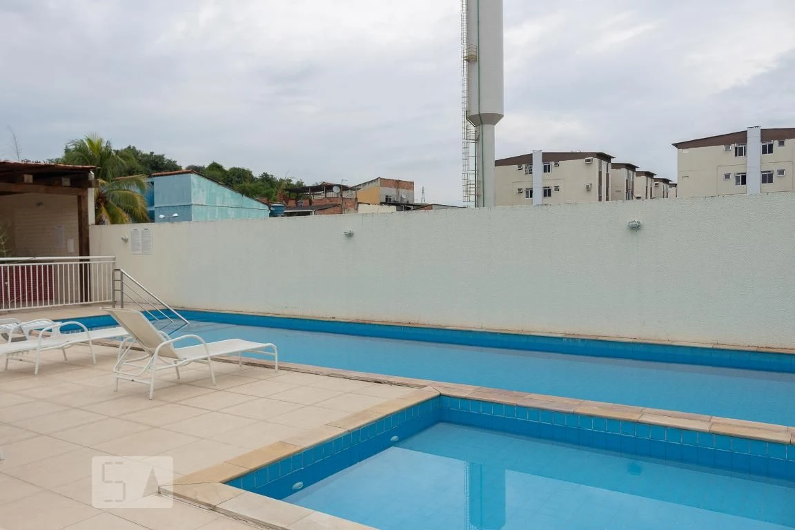 Apartamento sem mobília com 2 quartos e cozinha fechada