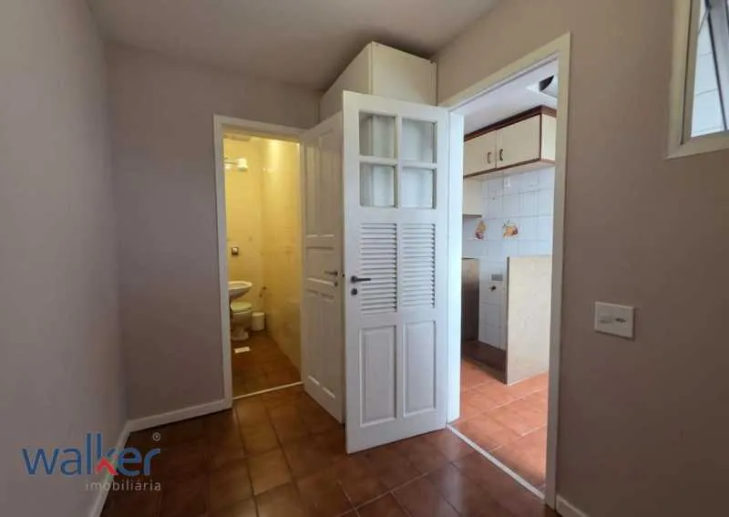 Balcony with a grill in a 3-bedroom apartment, 120 m² — photo 26