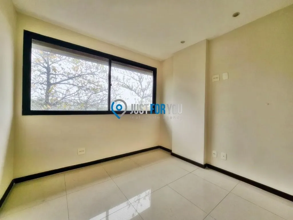 Apartamento com 3 dormitórios e varanda fechada de vidro — photo 24