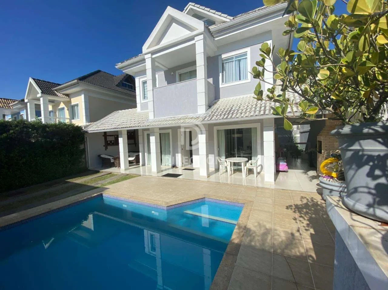 4 quartos e banheira: casa de 300 m² — photo 9