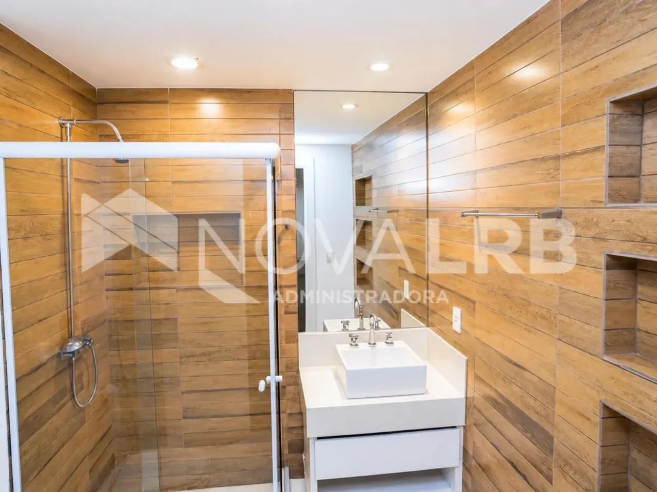 4-bedroom apartment with enclosed glass balcony — photo 54