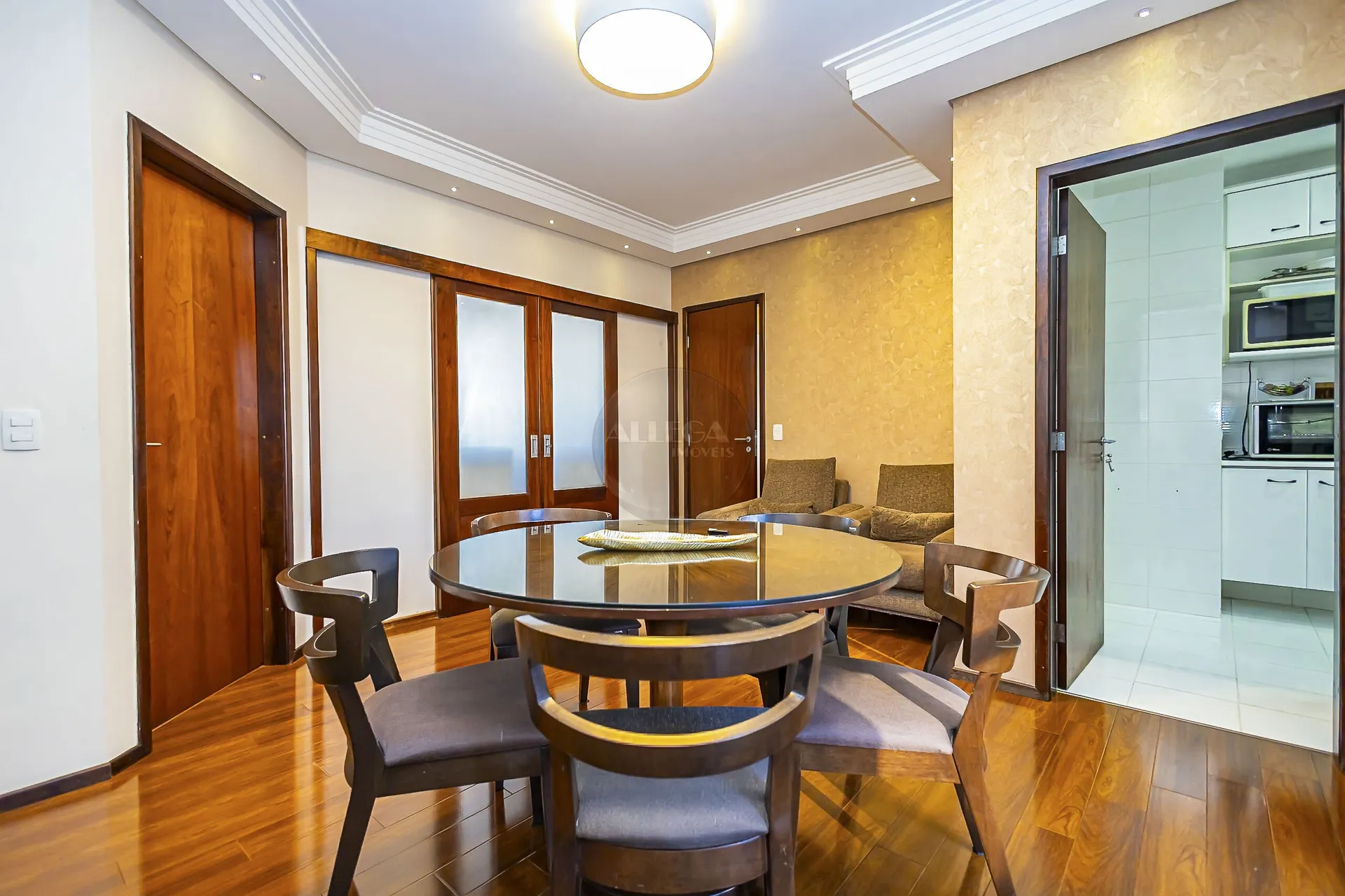 Apartamento com 4 quartos e piso de madeira na sala — photo 16