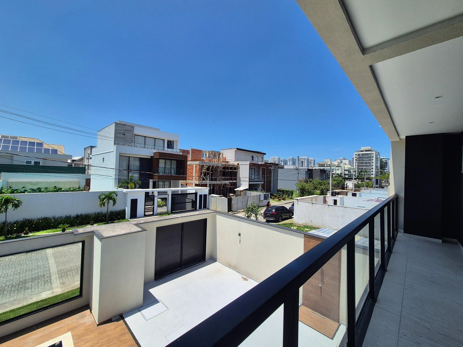 4-bedroom house with a glass-enclosed balcony — photo 14
