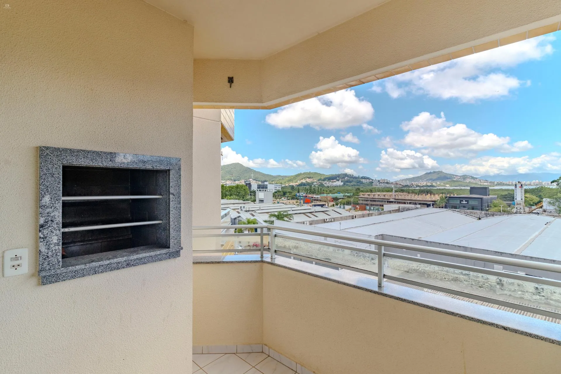 Apartment on the 4th floor with a grill on the balcony — photo 3