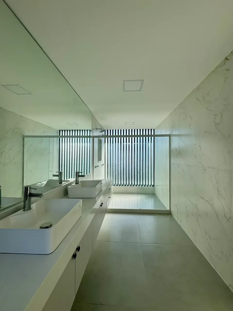 4-bedroom house with open-plan kitchen and 5 bathrooms — photo 11