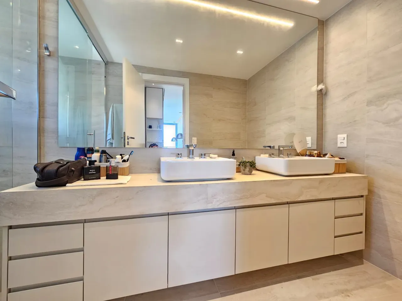 231 m² apartment with 3 bedrooms and 5 bathrooms — photo 24