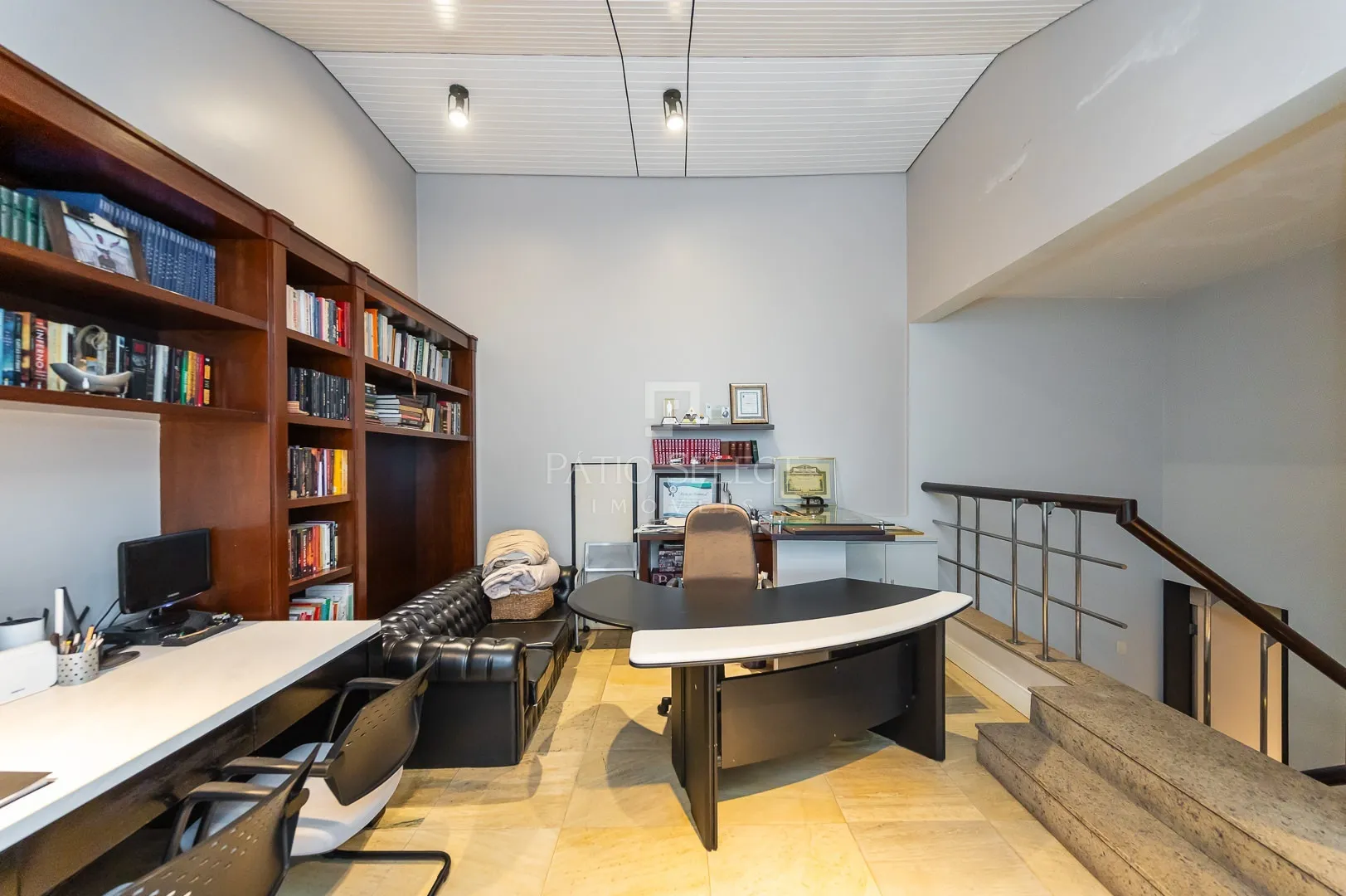 Floor-to-ceiling windows in a 6-bedroom house, 763 m² — photo 112