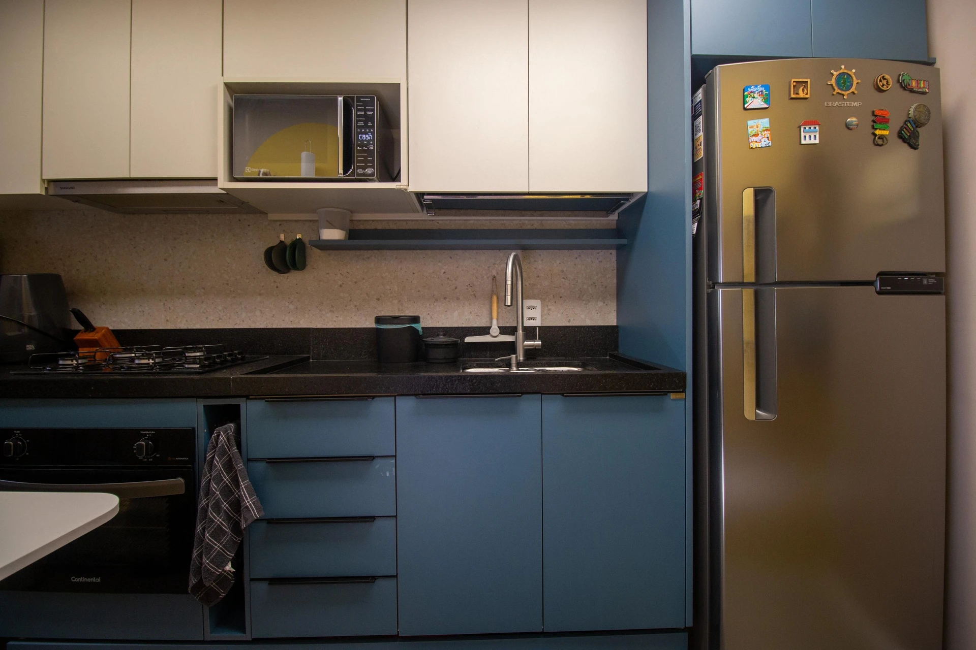 One-bedroom apartment in a building with a gym — photo 8