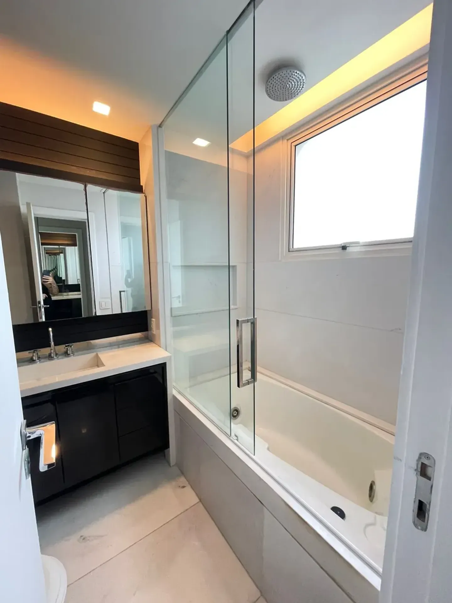 Furnished 3-bedroom apartment with glassed balcony — photo 36