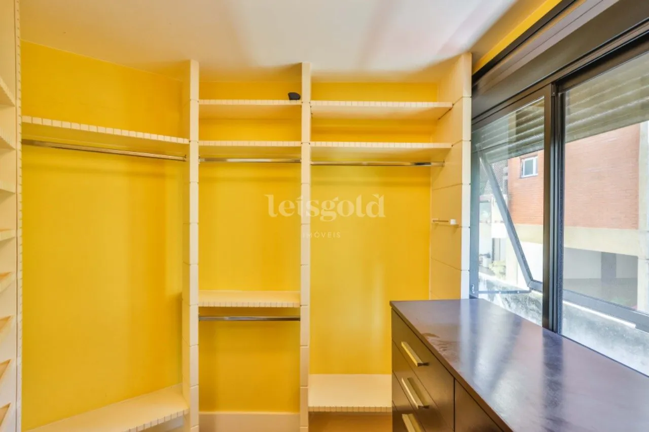 Floor-to-ceiling windows in a 2-bedroom apartment, 230 m² — photo 9