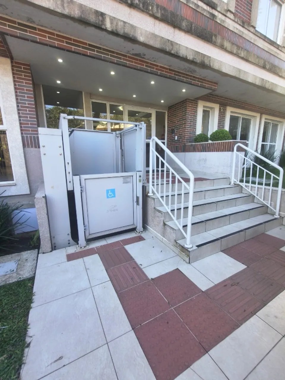 Balcony with a grill in a 2-bedroom apartment, 70 m² — photo 18