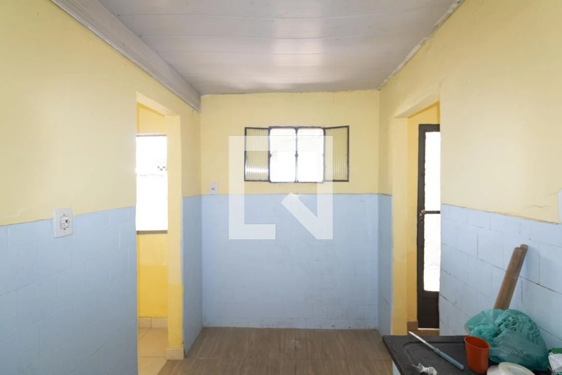 Estudio sin amueblar con 1 dormitorio y 1 baño; acepta mascotas