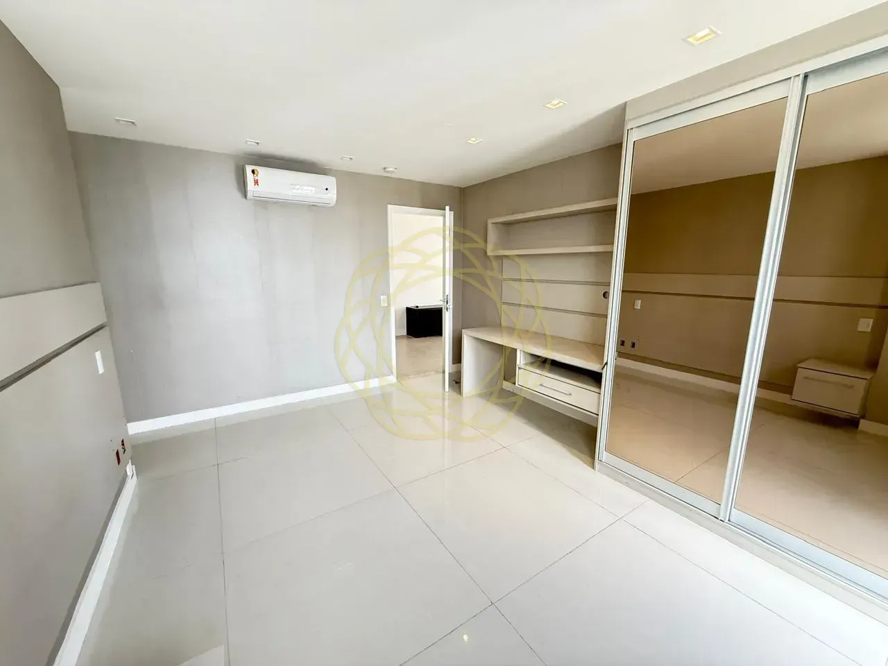 Penthouse-style apartment with 4 bedrooms and 5 baths — photo 22