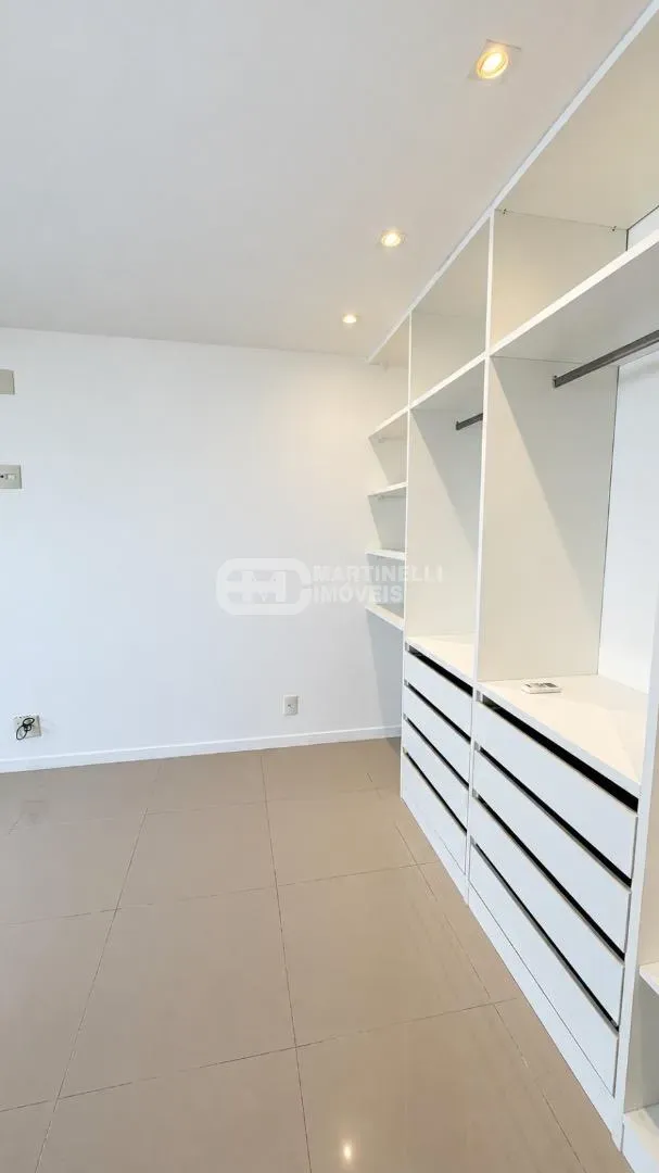 Balcony with a grill in a 3-bedroom apartment, 264 m² — photo 10
