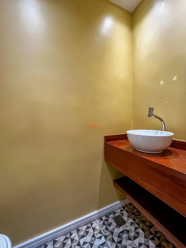 One-bedroom apartment with wood or laminate floors — photo 20