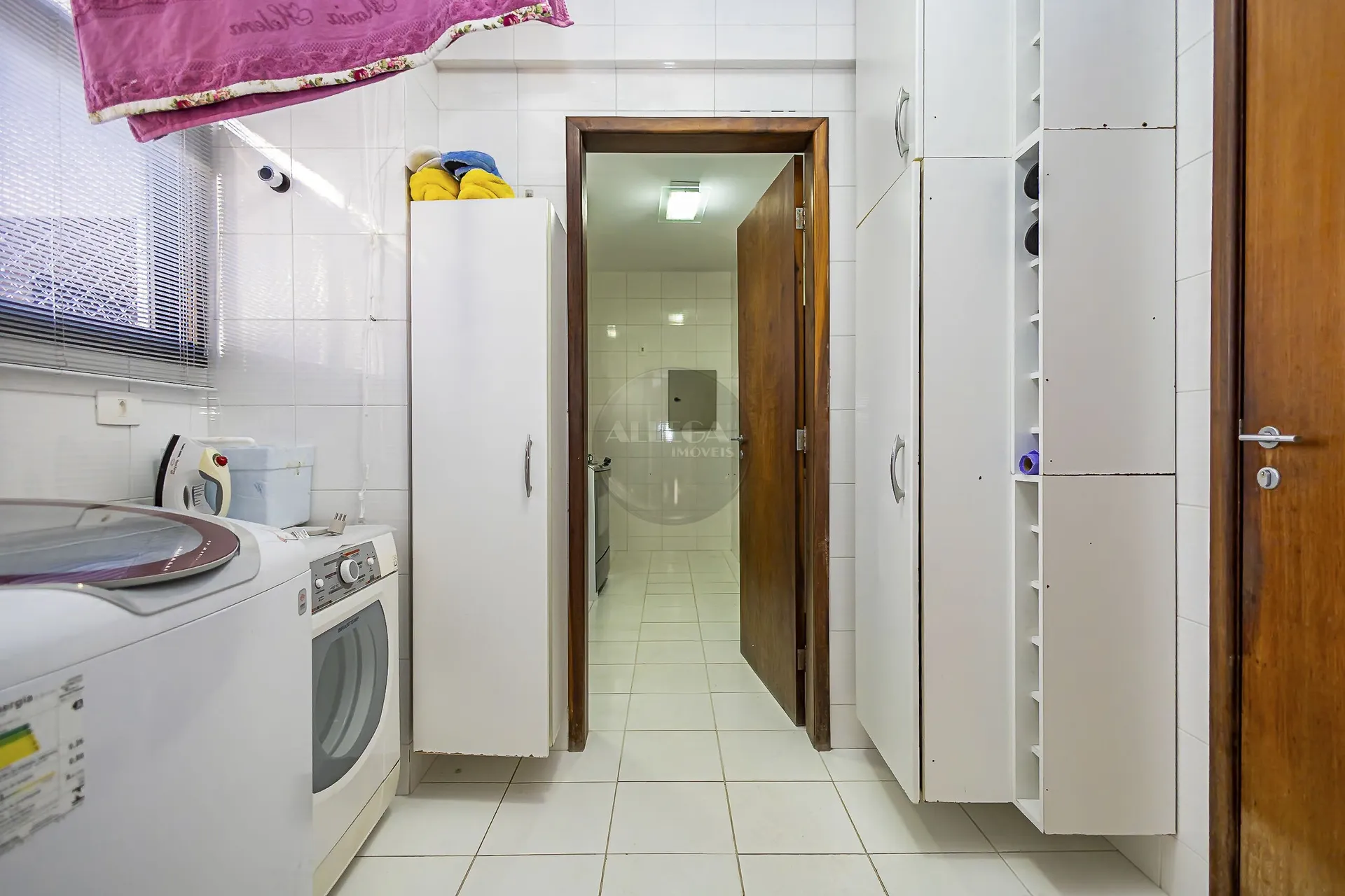 Apartamento com 4 quartos e piso de madeira na sala — photo 27