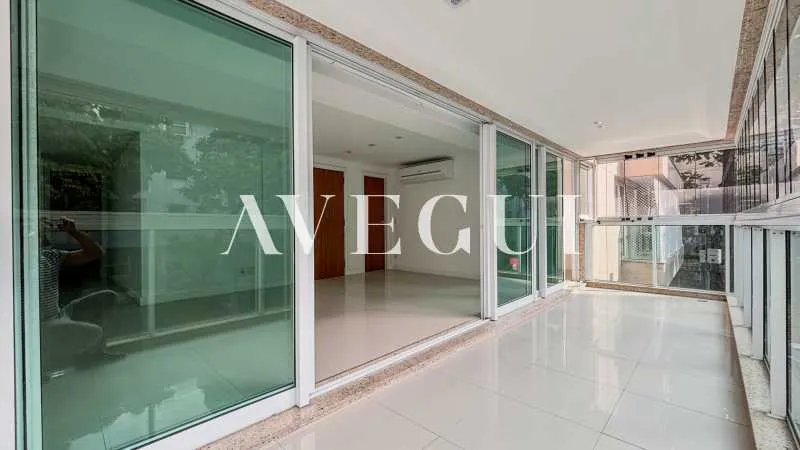 197 m² apartment with 4 bedrooms and a glass balcony — photo 13