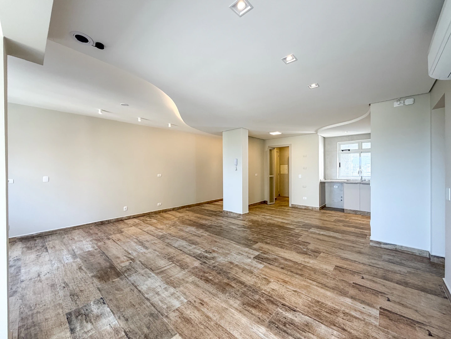Floor-to-ceiling windows in a 3-bedroom apartment, 106 m² — photo 8