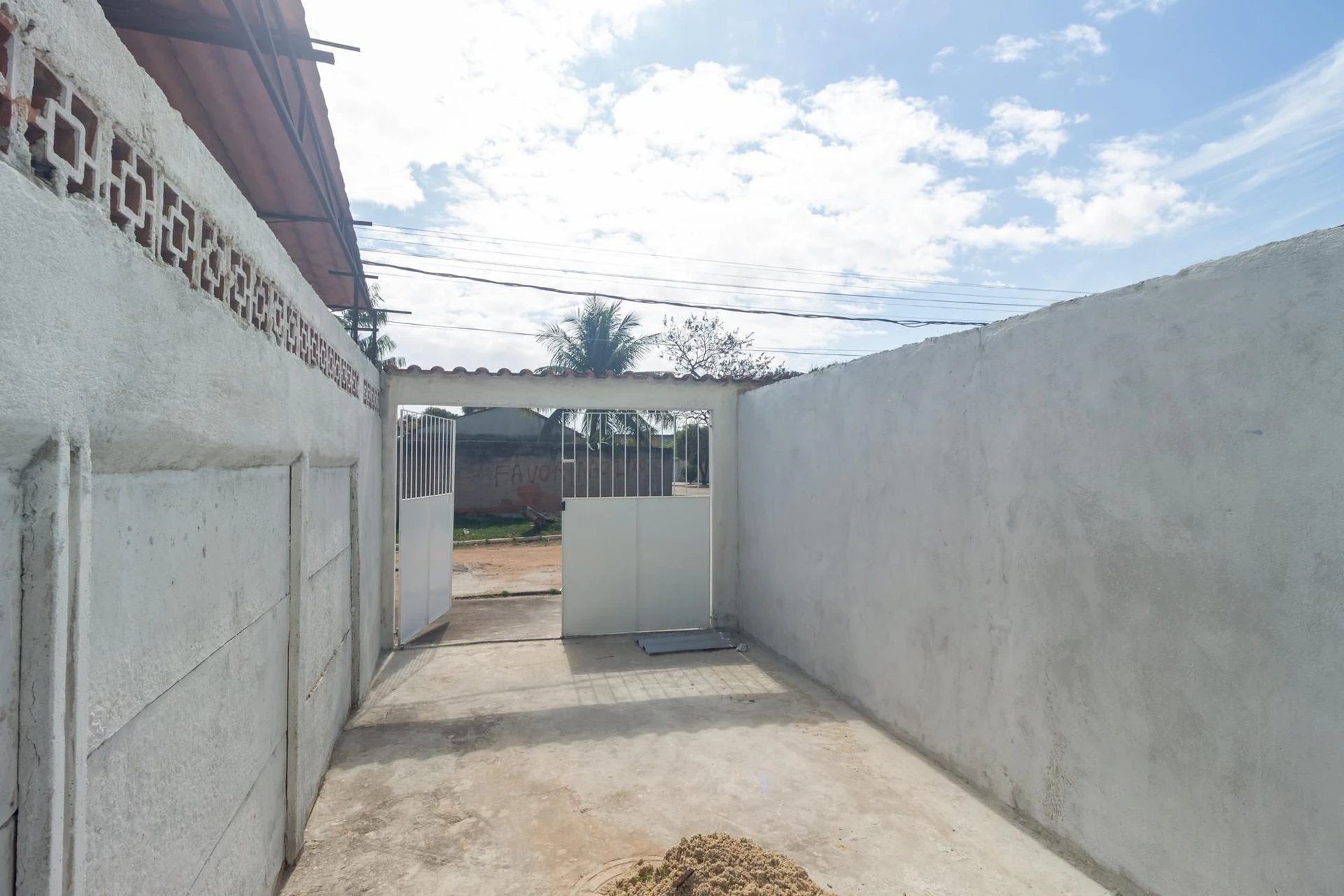 2-bedroom house with a garden — photo 4