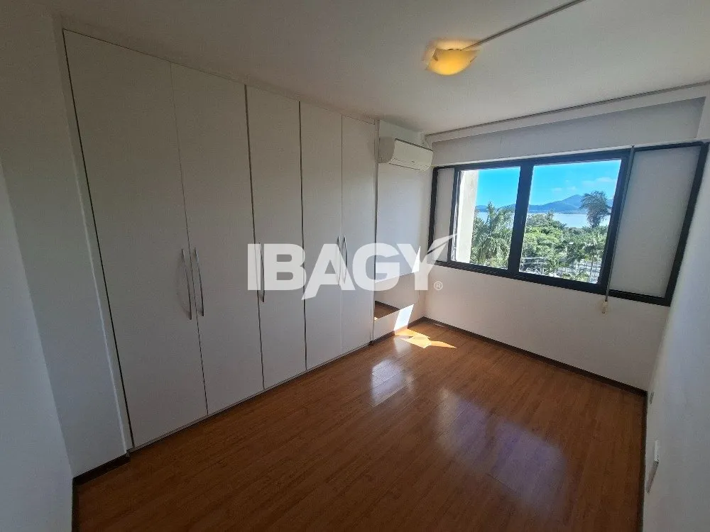 302 m² apartment with a water view and a bathtub — photo 25