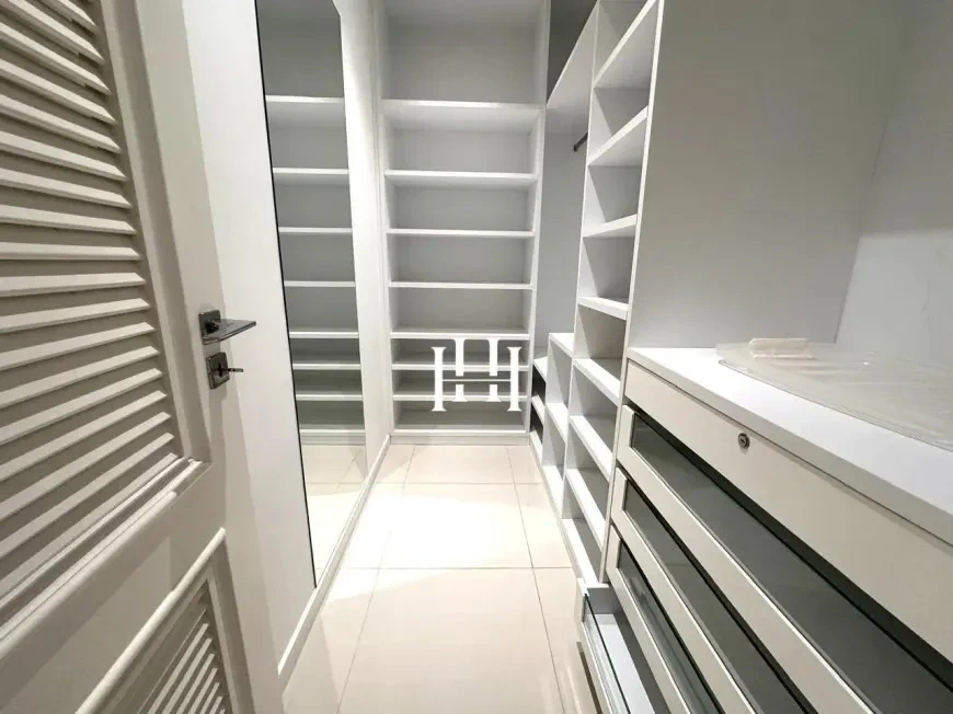 Furnished house with 7 bedrooms, 5 en-suites, 750 m² — photo 17
