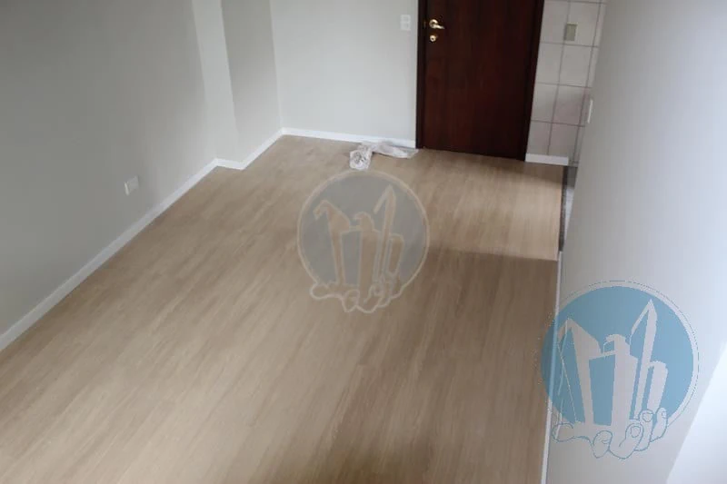 2-bedroom apartment with wood or laminate floors in Curitiba — photo 6