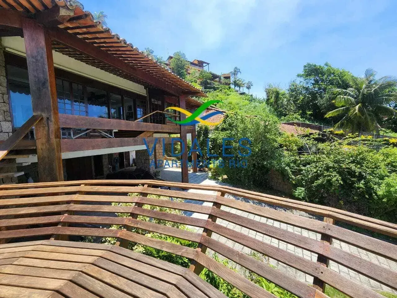 House with 4 bedrooms and 5 bathrooms plus outdoor areas — photo 4