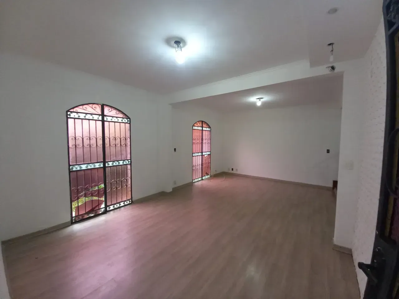 House with 3 bedrooms, 4 bathrooms, and balcony