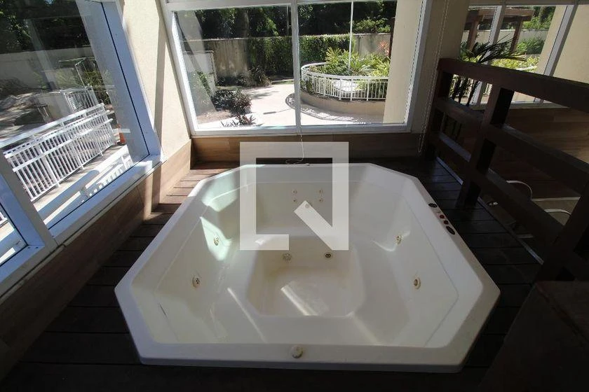 Furnished studio, 28 m², with a glass-enclosed balcony — photo 18