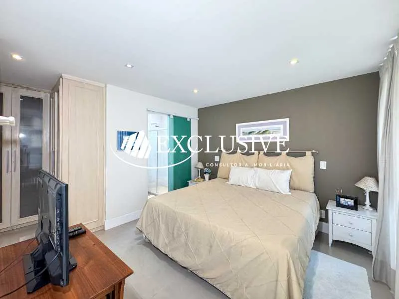 3-bedroom apartment in a building with a pool — photo 12