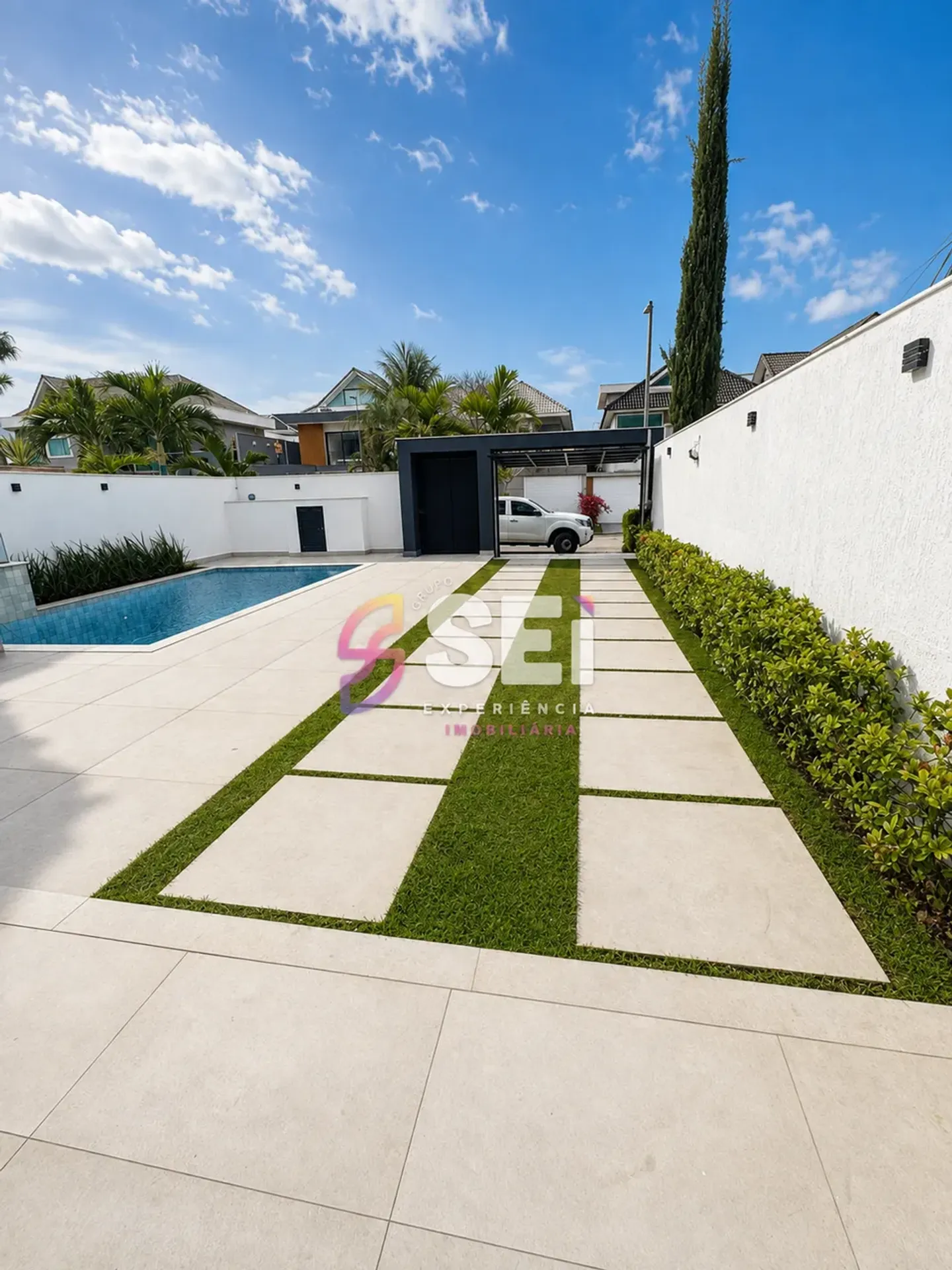 512 m² house with 5 bedrooms and open-plan kitchen — photo 2
