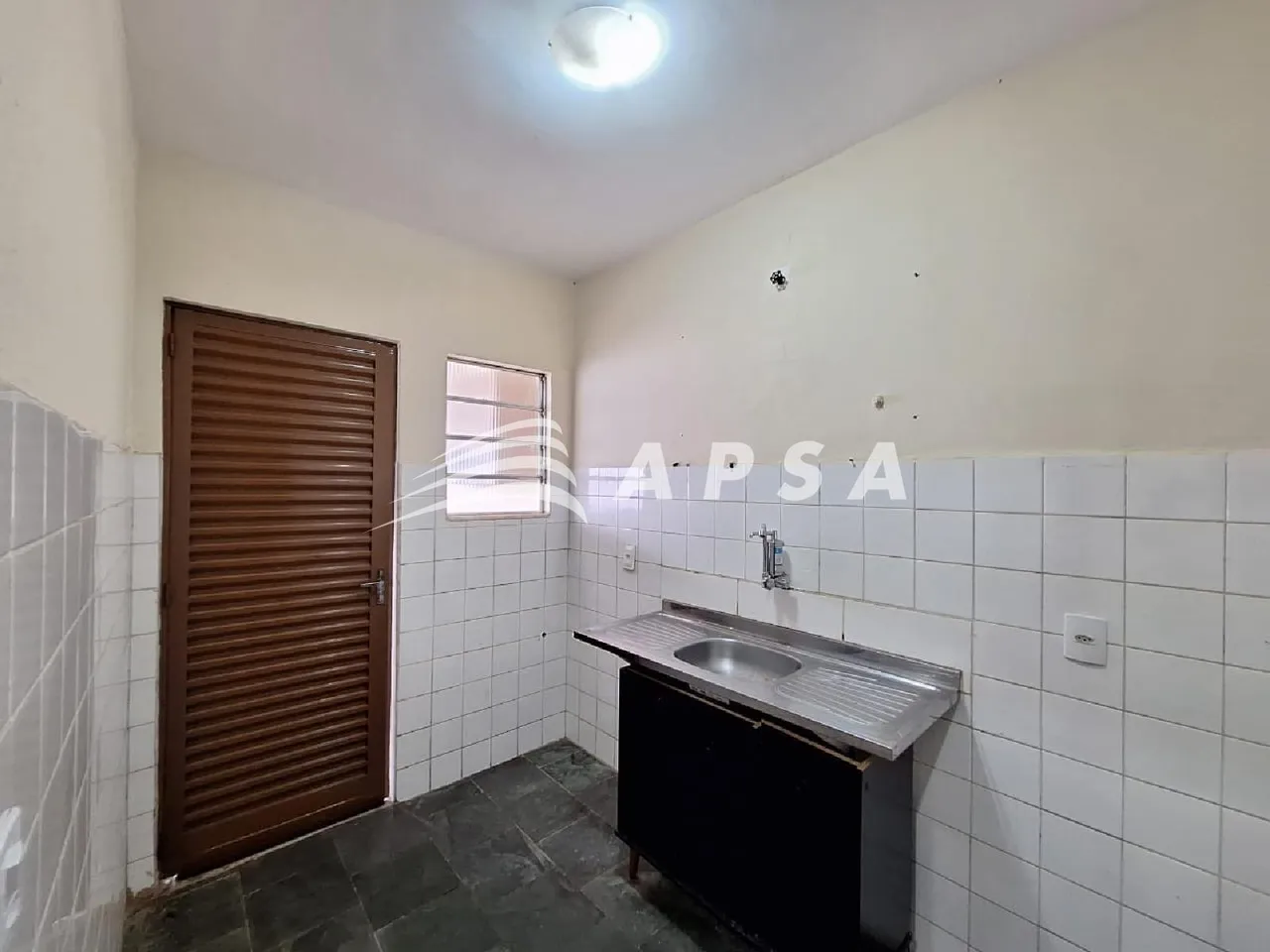 Casa com 2 quartos e cozinha fechada com fogão a gás — photo 3