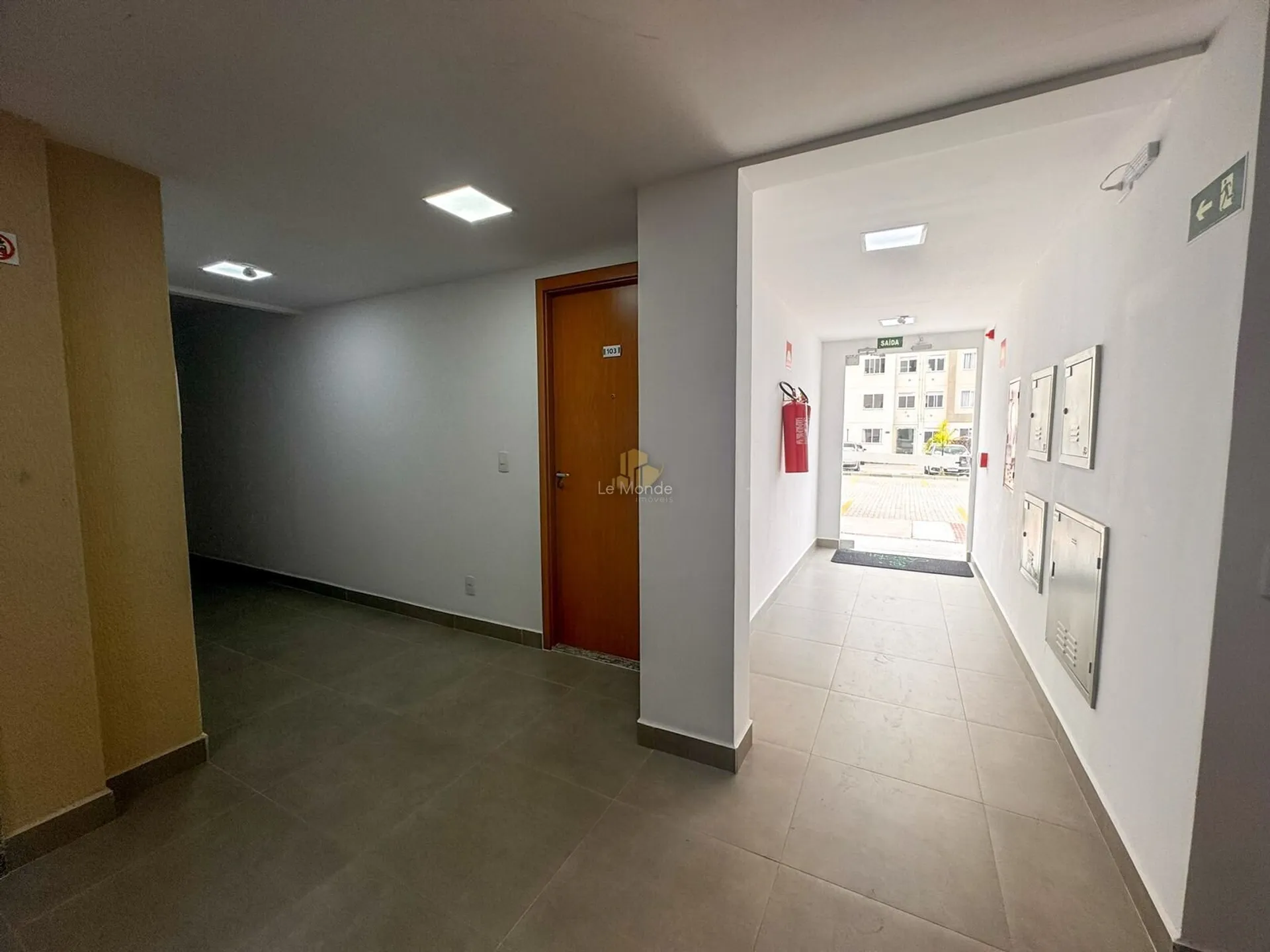 2-bedroom apartment with open-plan kitchen and gas stove — photo 33
