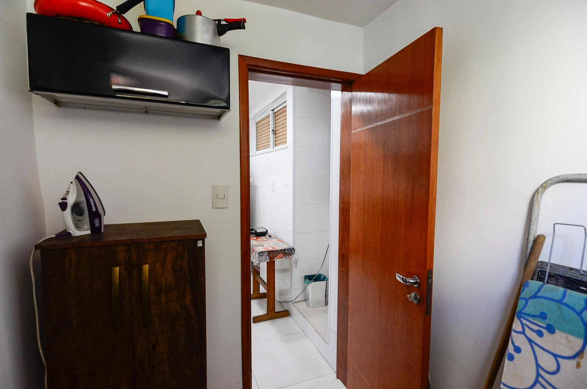 Furnished 1-bedroom apartment with en-suite and 1 parking spot — photo 11