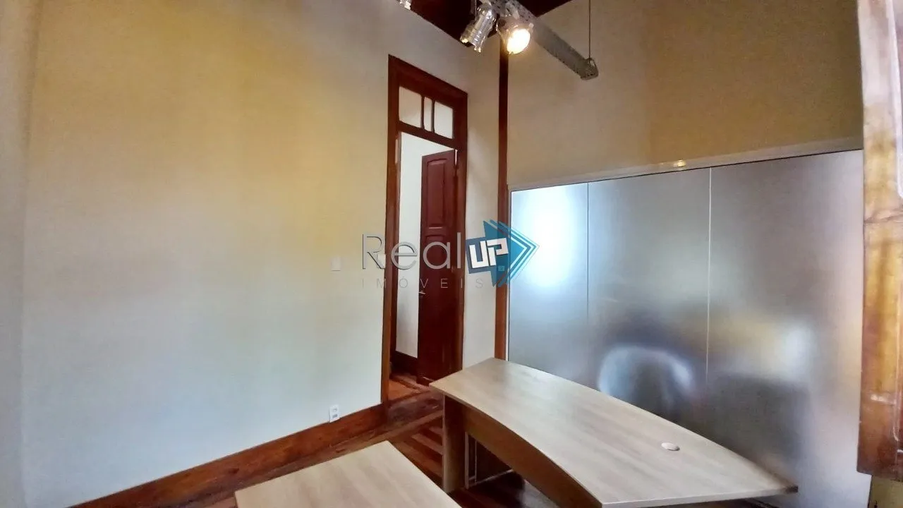 Colonial-style house with 3 bedrooms and a balcony — photo 53
