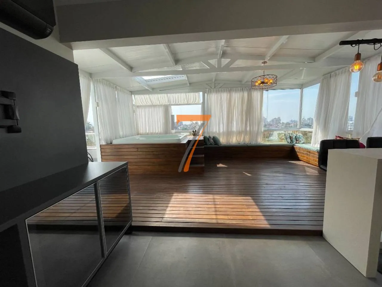 Furnished penthouse with 2 en-suite bedrooms and 210 m² — photo 3