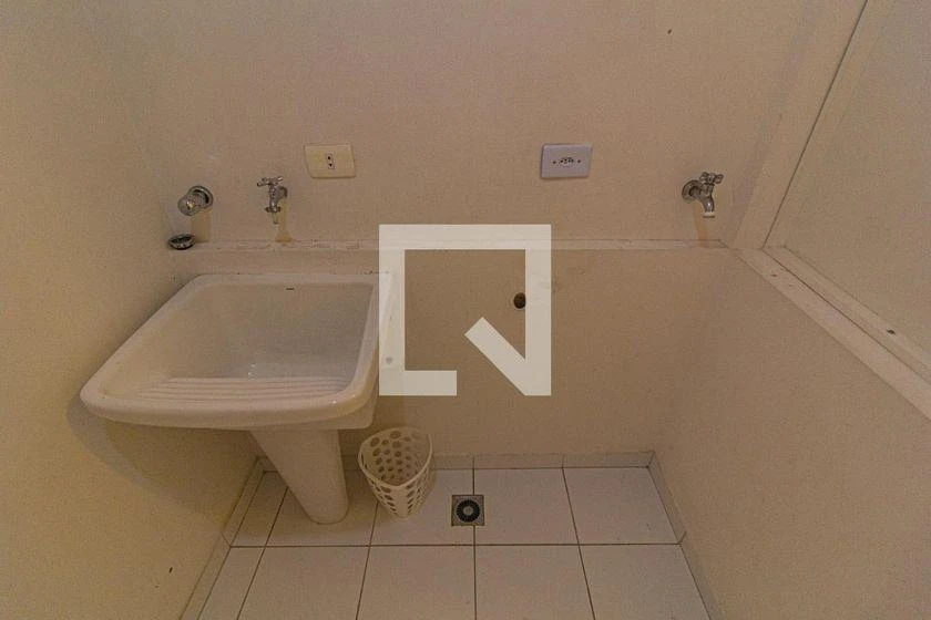One-bedroom apartment with a washing machine — photo 3