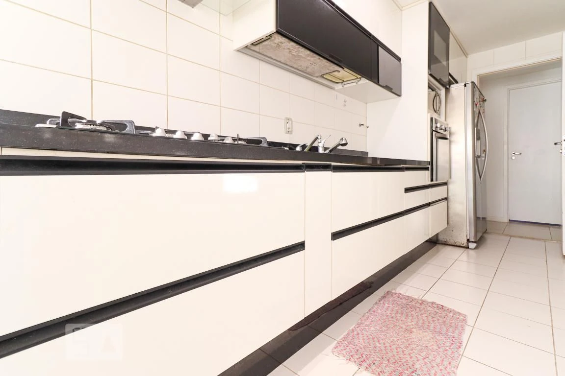 Rental apartment with 4 bedrooms and a glassed-in balcony — photo 40