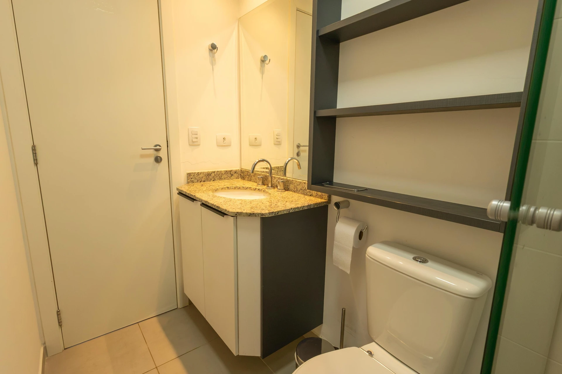 2-bedroom apartment with a glass-enclosed balcony — photo 2