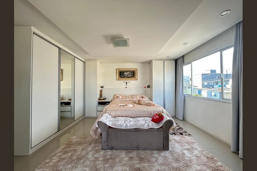 House with 5 bedrooms and 2 en-suite bathrooms plus garden — photo 8