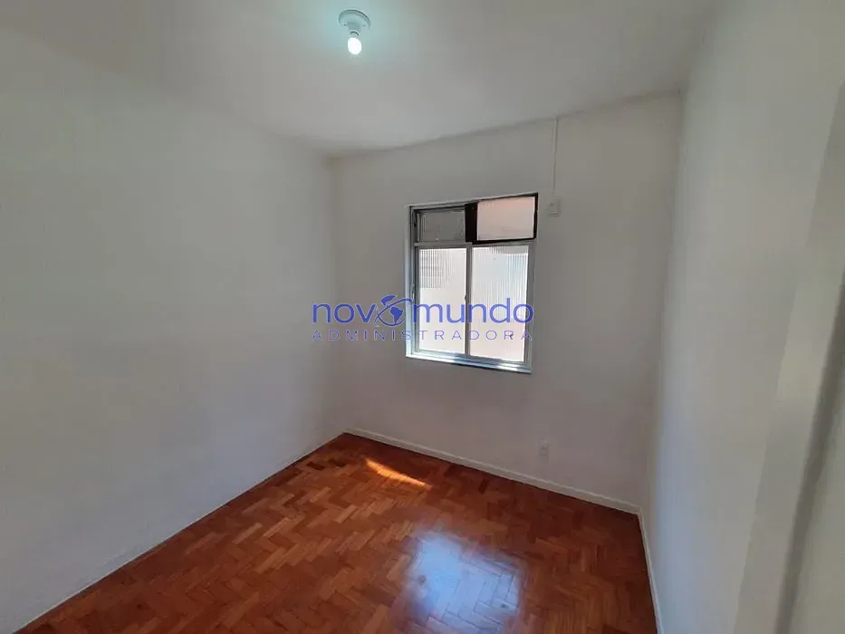 Apartamento com piso de madeira ou laminado, Pilares — photo 12