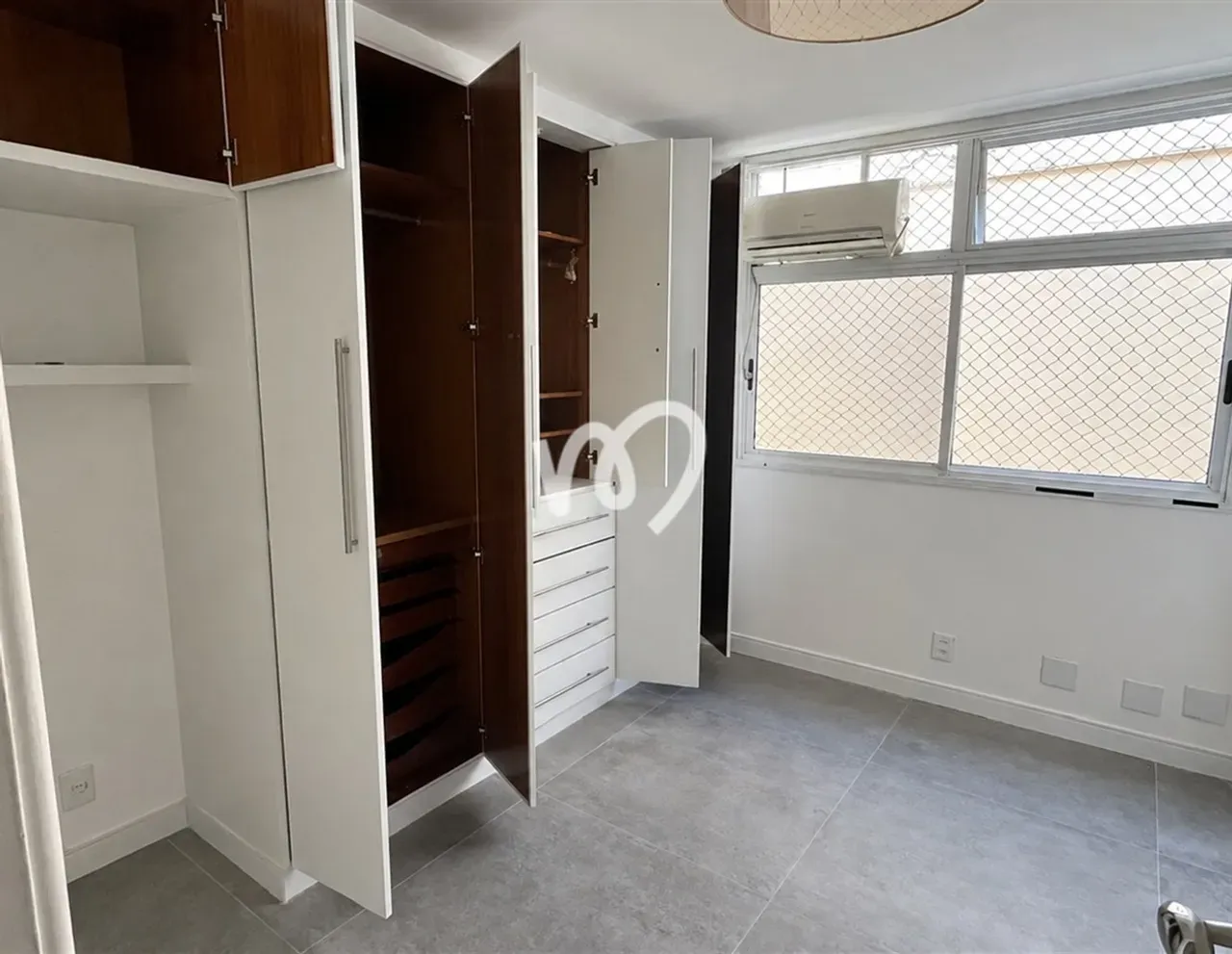 Walk-in closet in a 3-bedroom apartment, 101 m² — photo 17