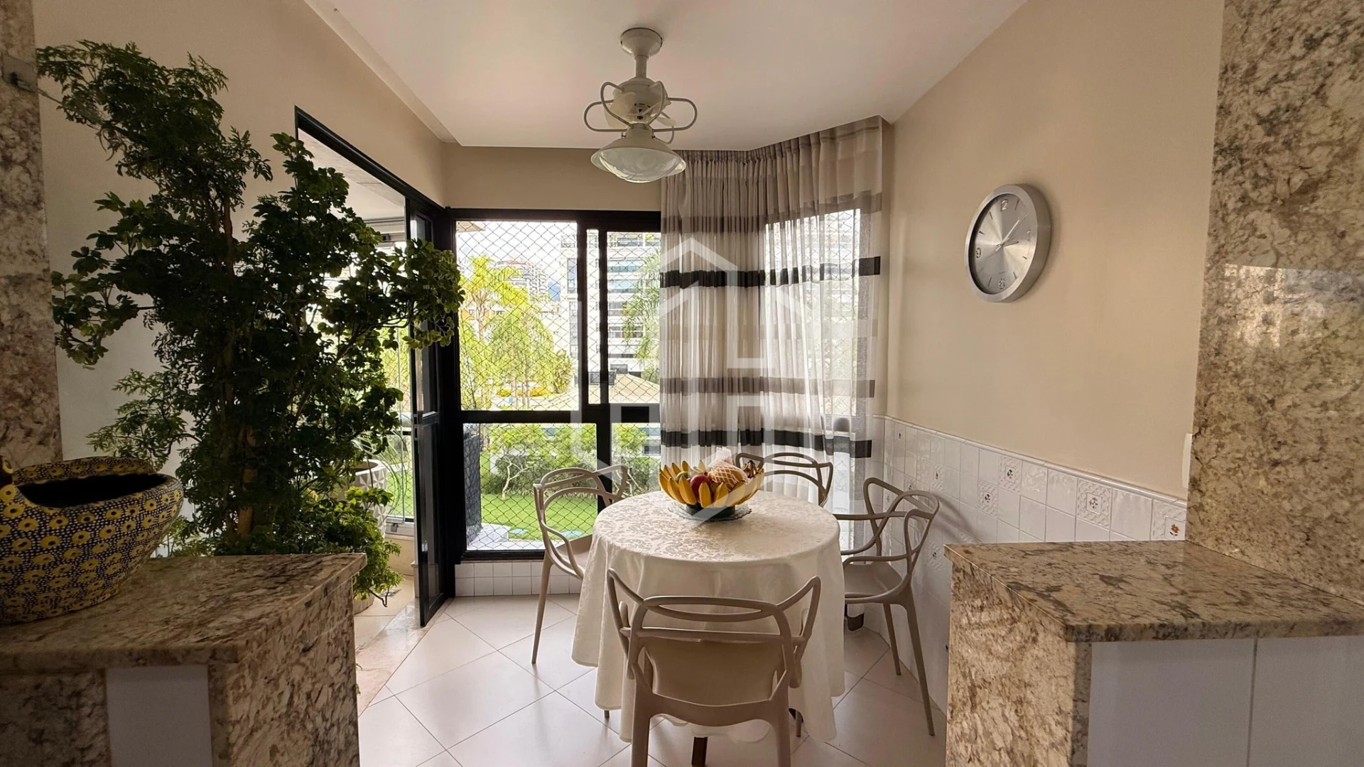 Furnished apartment, 162 m², with floor-to-ceiling windows — photo 9
