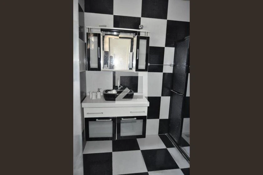 Rental house with a suite and 6 bedrooms — photo 32