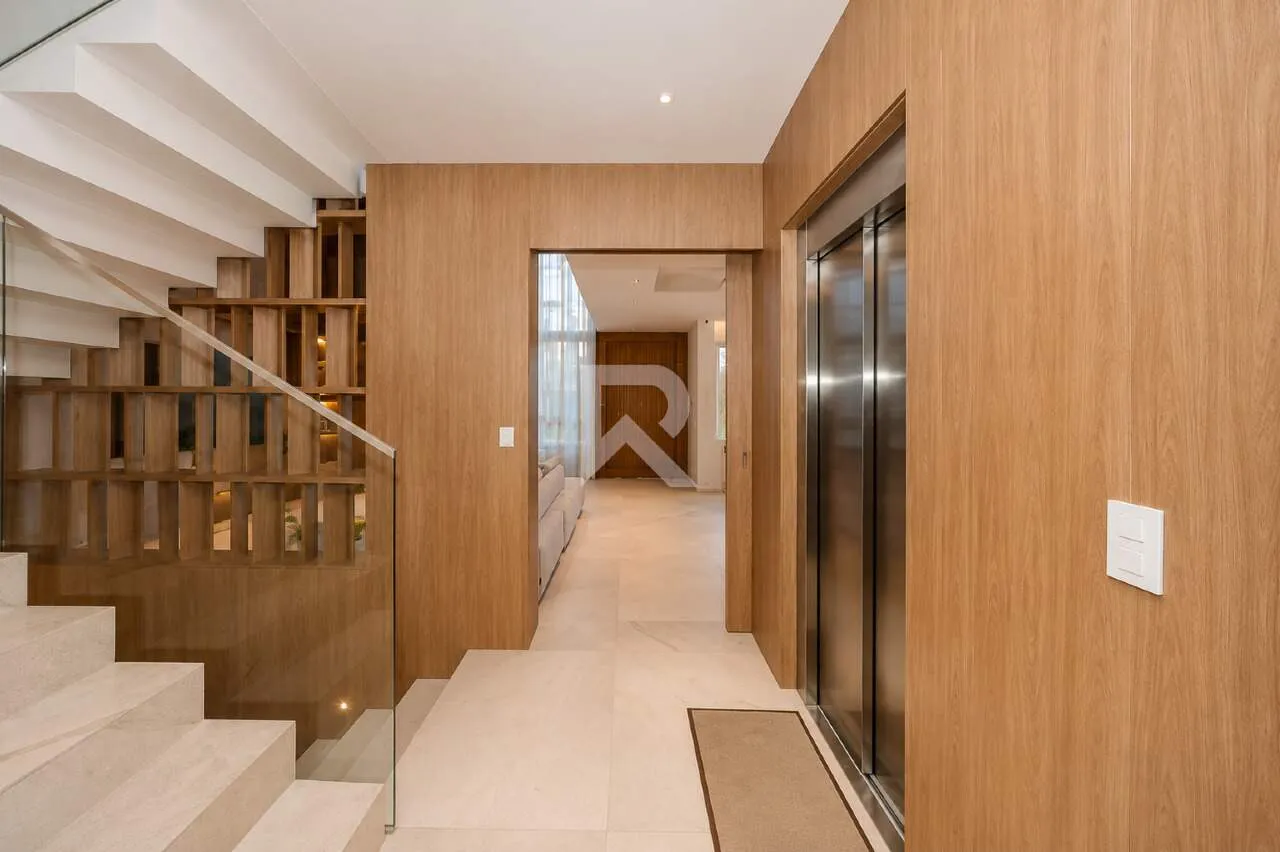 Furnished 635 m² house with 4 en-suite bedrooms and parking — photo 13