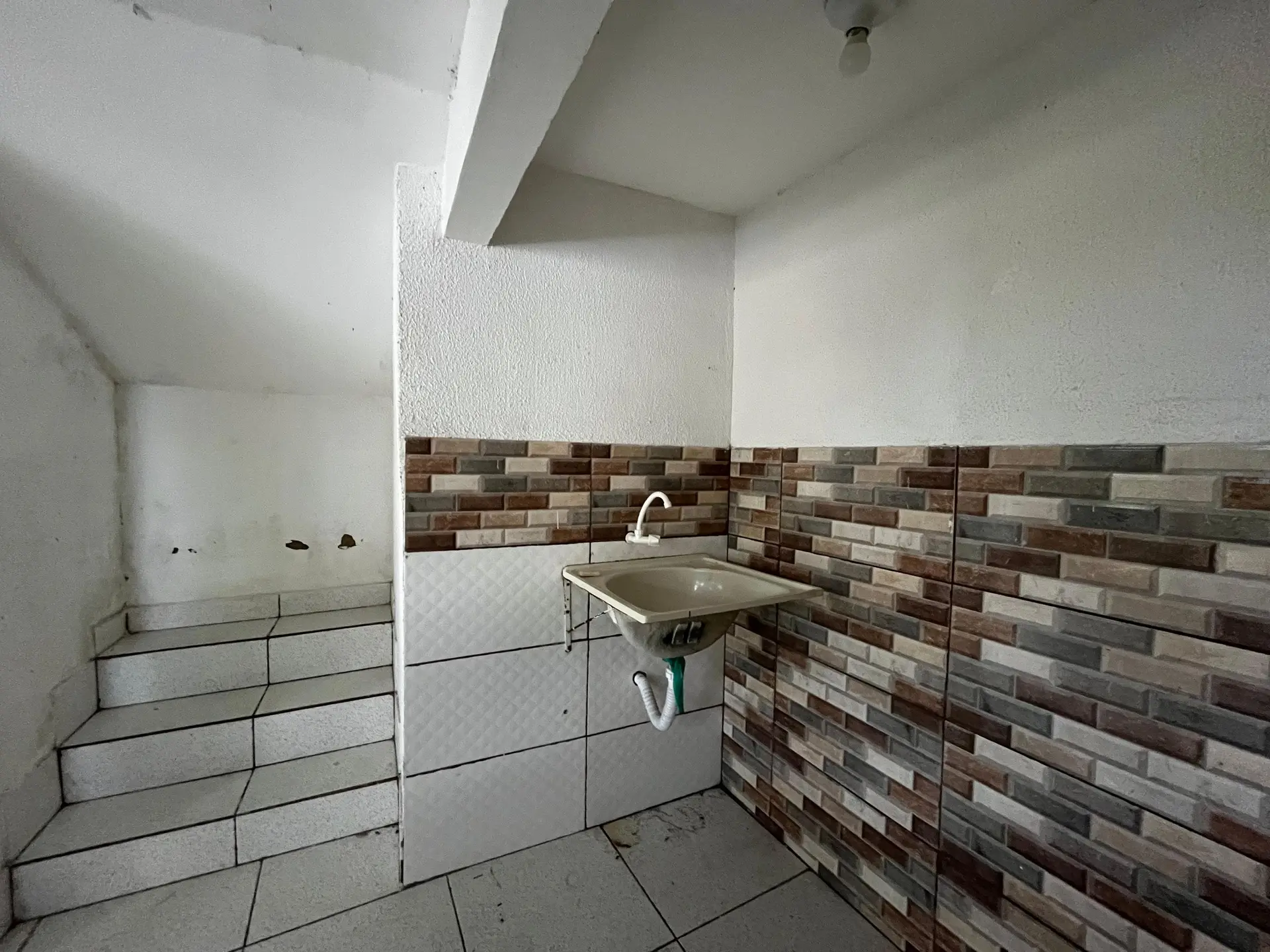 Casa de 1 quarto com cozinha compacta e área de serviço — photo 9