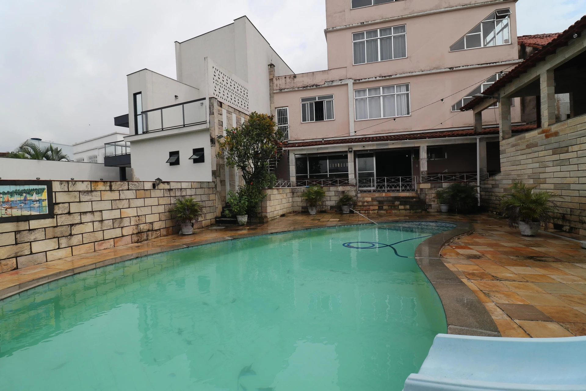 10-bedroom house with a bathtub in Rio de Janeiro — photo 58