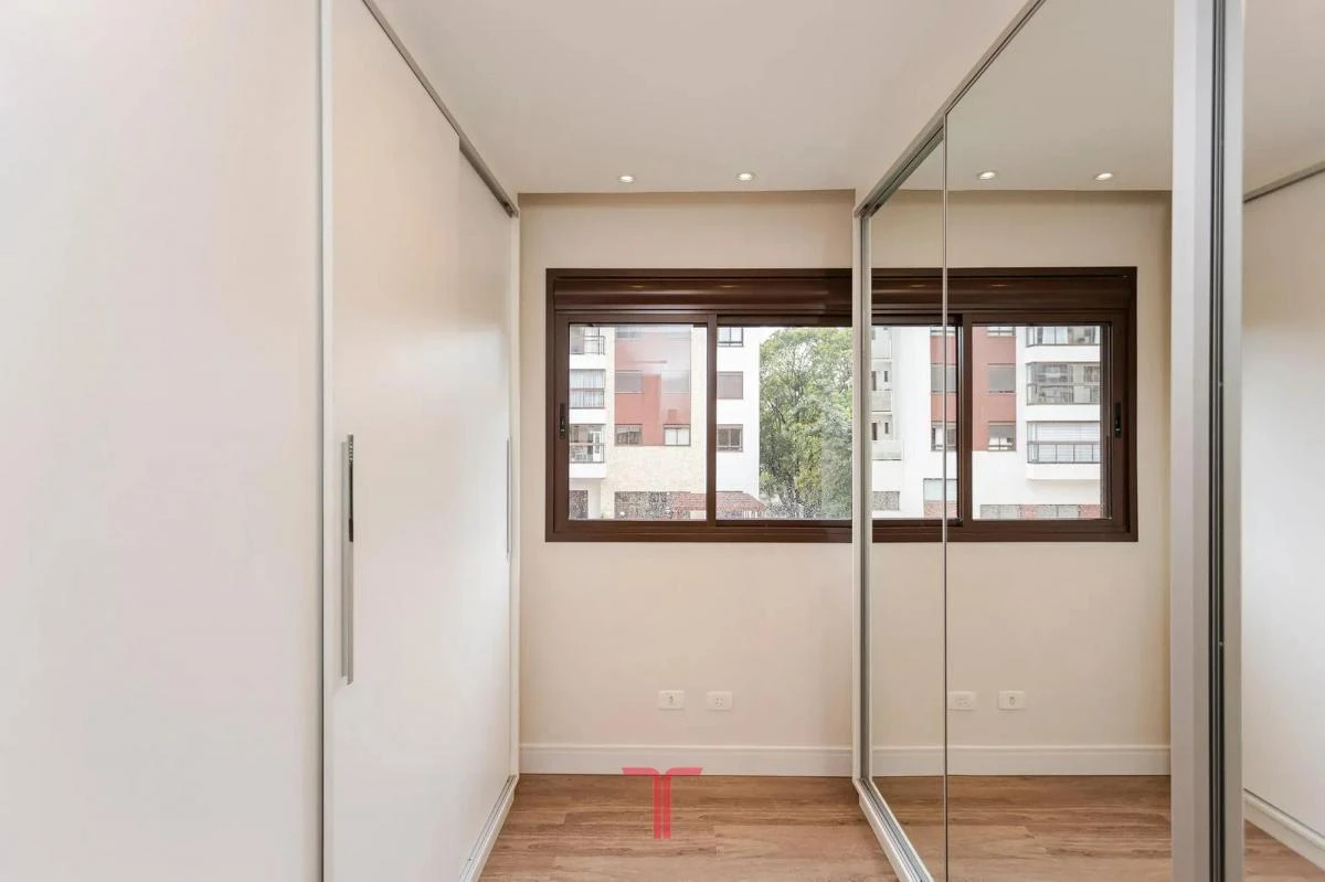 3-bedroom apartment in a building with a pool — photo 4