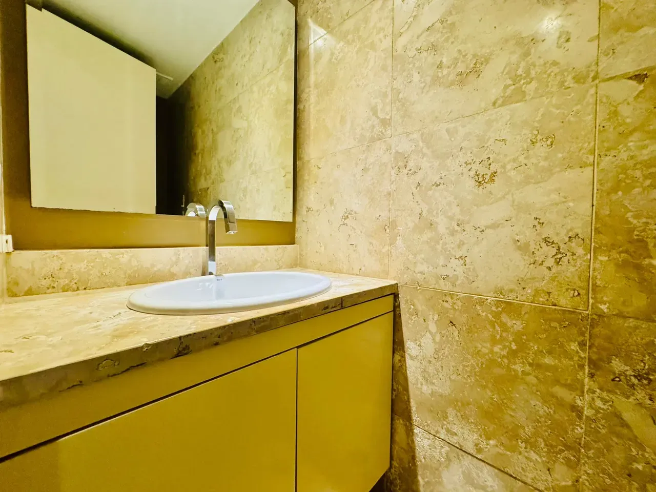 4-bedroom apartment with wood or laminate floors — photo 15